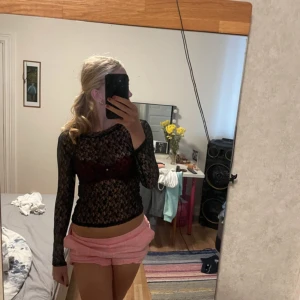 Vero moda spetstopp  - Väldigt bra kvalitet på tröjan! Inga hål och nästan oanvänd! Fin till fest och till andra tillfällen också! Har varit försiktig med tröjan!