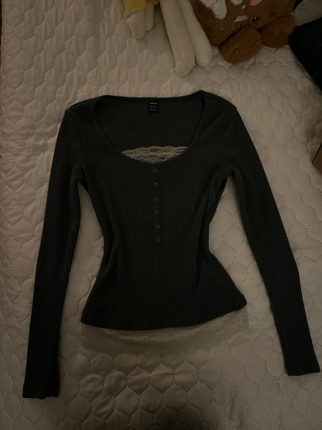 Mörkgrå ribbad topp med spetsdetalj