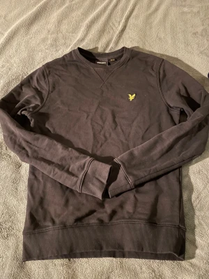 Lyle and scott sweatshirt - Fin Lyle and Scott tröja i storlek xs. Tröjan är i mycket bra skick och köptes för runt 500-600kr. Skriv för fler frågor, pris kan diskuteras!👍