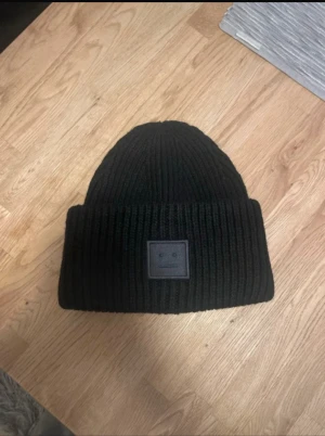 Svart acne mössa - En jätte fin och varm acne mössa 😊