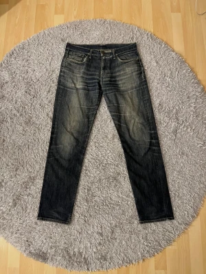 Levi’s jeans  - Säljer ett par Levis jeans med en lite schysstare tvätt! | De är i mycket fint skick finns någon mindre fläck men kommer knappast synas vid användning! | Storlek 32/34 | Ställ gärna frågor innan du köper!