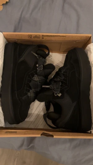 Lowmel uggs  - Helt nya med prislapp kvar, aldirg använda. Passade tyvärr inte mig och glömde lämna tillbaka. Köpta för 2000kr, Man får till svarta skosnöre 