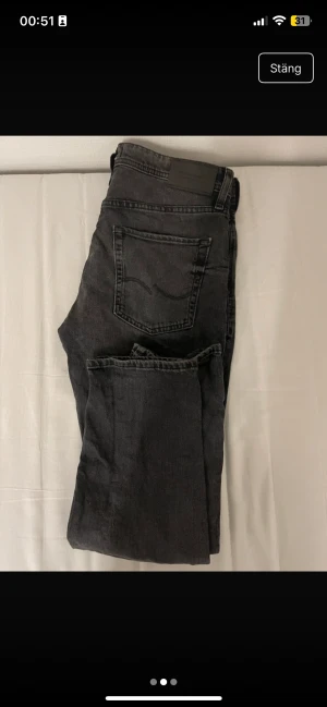 Svarta jeans från Jack & Jones - Nya jeans använda 1 gång slutade använda dom för inte min stil, absolut inga fel rekommenderar starkt 33/30 