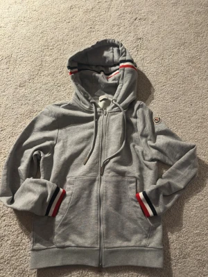 Moncler Kofta - Köpt second hand men tyvärr passar den inte mig, därför väljer jag att sälja vidare den. Koftan sitter väldigt snyggt och är perfekt nu inför julen antingen som present eller till sig sjalv. Priset Kan Diskuteras!