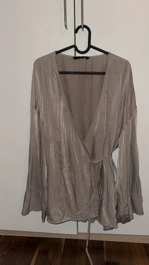 Zara blus - Finns ej tillgänglig längre, köptes för 499kr och säljs för 179kr ! Från zara och köpte innan sommaren.  Behöver bara stryckas