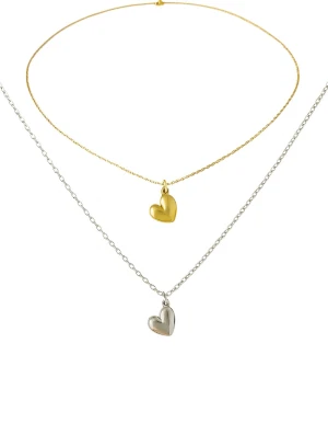 Halsband med hjärthänge i guld och silver( styck pris) - Två stilrena halsband med hjärthängen, ett i guldton och ett i silverton. Kedjorna är tunna och smidiga, och hjärtana har en mjukt rundad form. Perfekt för att bära tillsammans eller var för sig för en enkel men söt look.