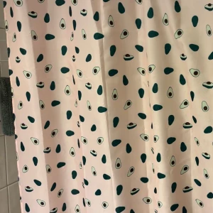 Rosa duschdraperi med avokadomönster - Säljer en unik rosa draperi med coolt avokadomönster 
