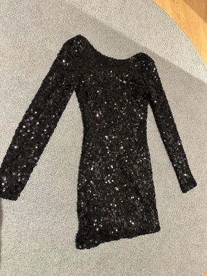 Svart paljettklänning  - Svart paljettklänning till tex nyår med en halvt öppen rygg, i stolek S från Onenss🙌🏻