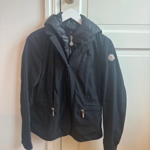Jacka från Moncler - Säljer denna fina jacka från moncler, kvitto finns! Färgen är mörkblåa/svart. Fint skick! 