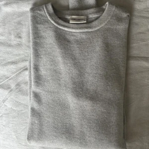 John Henric Kashmir tröja  - Tjena! Säljer en as fet tröja från John Henric! Den är 100% Kashmir, as skön och perfekt att ha i garderoben! Priset kan diskutera, nypris på denna är 2100kr 