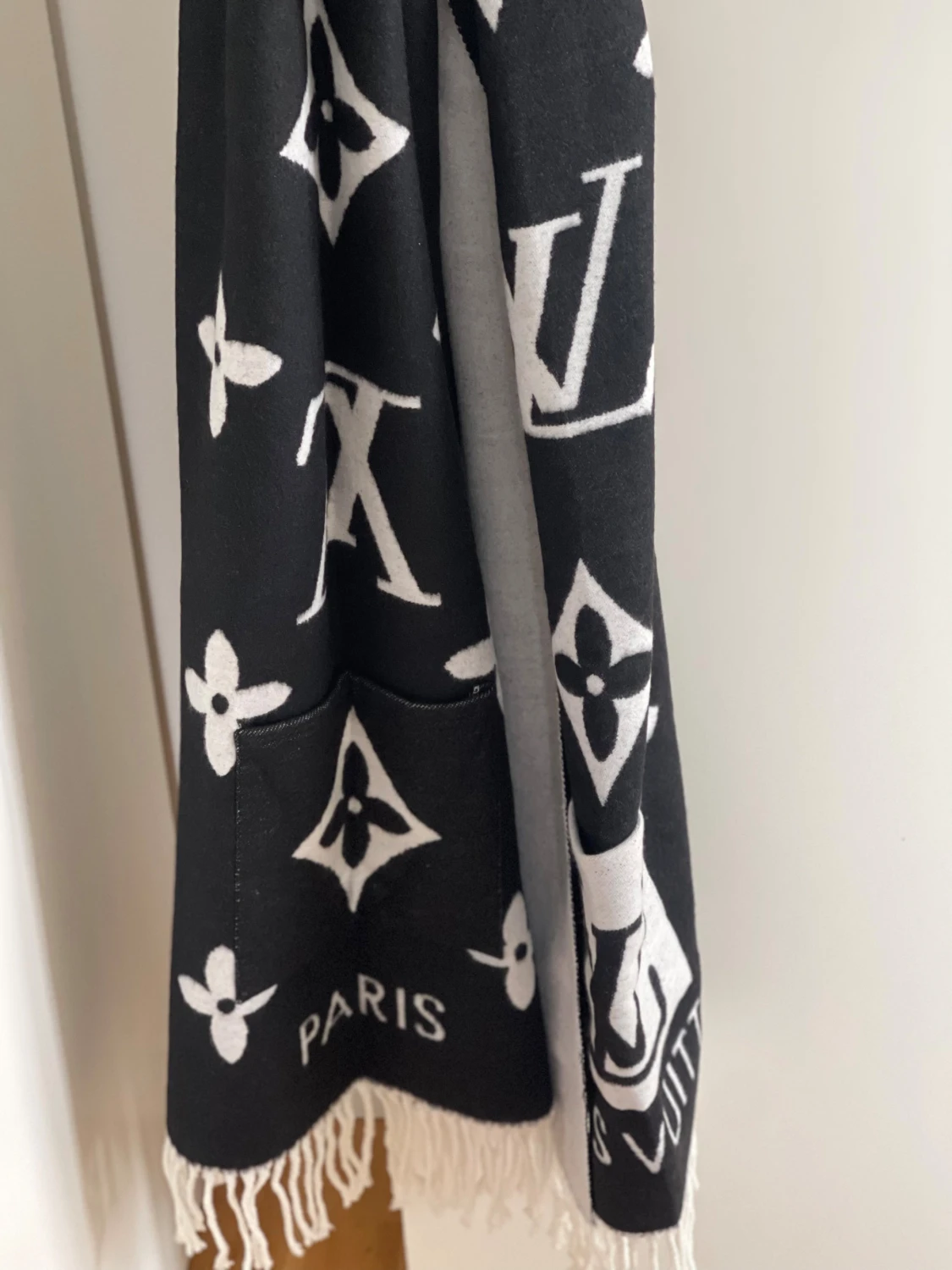 Vuiton svartvit sjal med fickor - 2