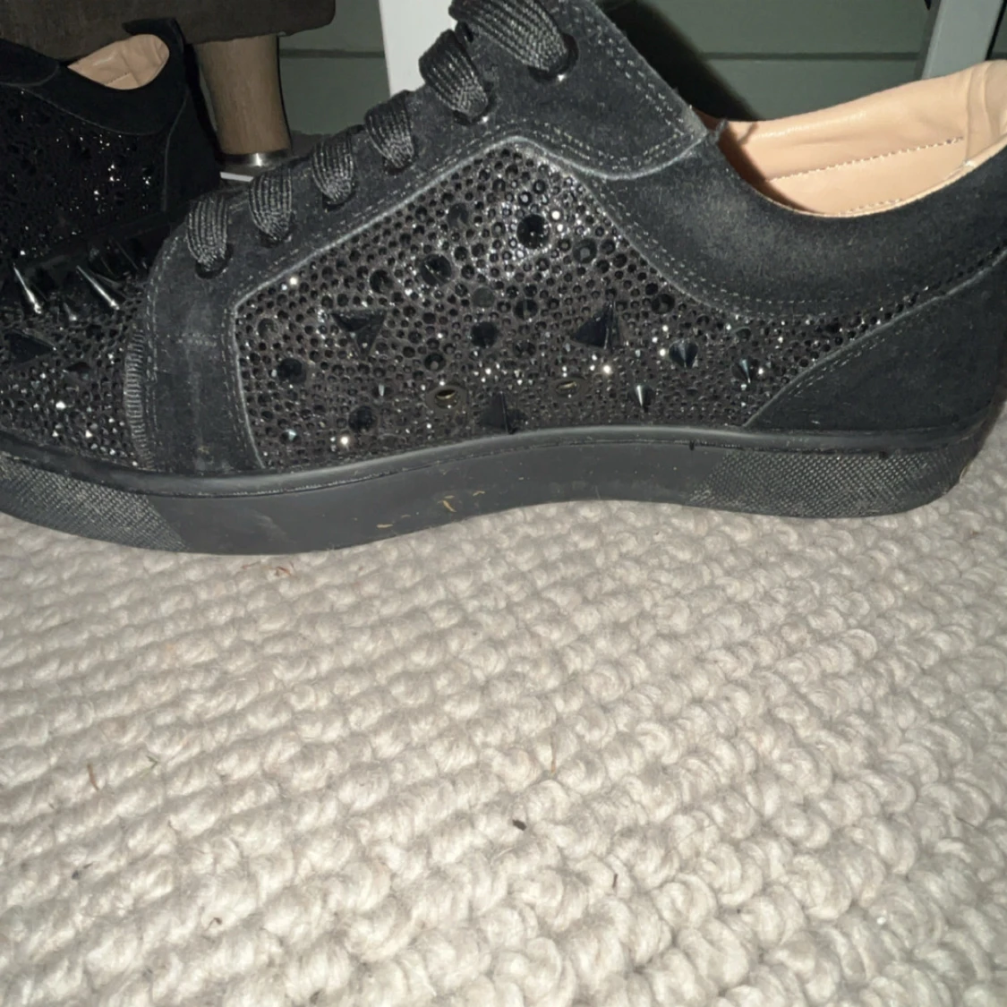 Christian Louboutin svarta sneakers med nitar - 4