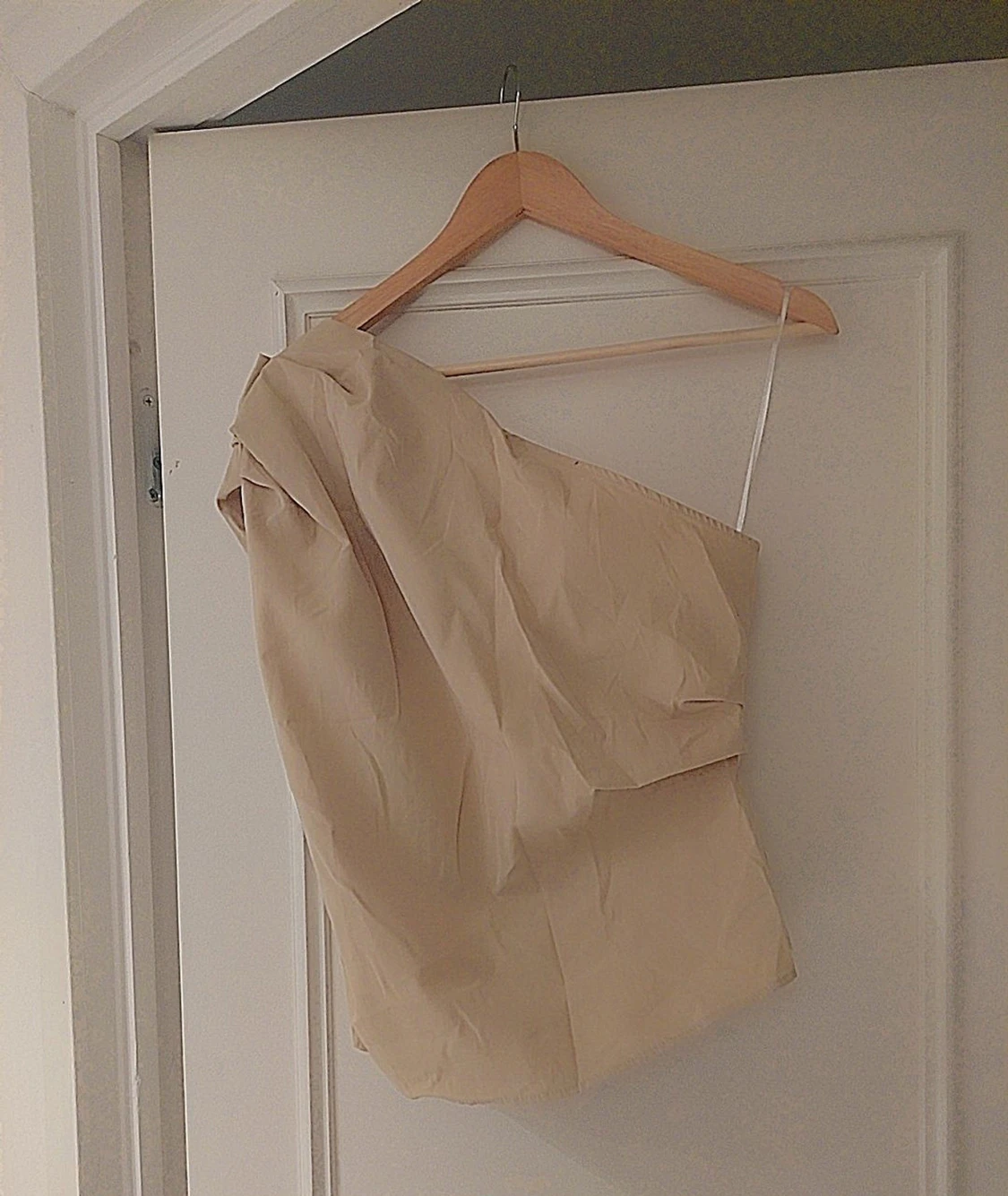 Beige oneshoulder topp från H&M - 1