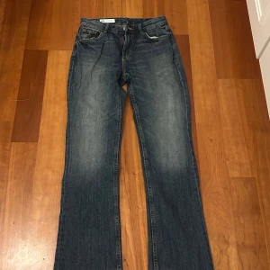 Blå raka jeans från Zara - Snygga blå jeans från Zara i storlek 36 med klassisk femficksdesign och raka ben. Jeansen har en medelhög midja och är tillverkade i bomull med lätt tvättad look. Perfekta för en avslappnad och trendig stil. Jeansen är endast använda 1 gång. Skriv för fler bilder🩷