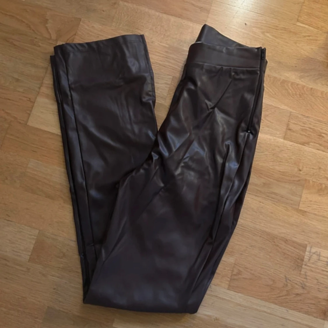 Bruna bootcut byxor i skinnimitation - 1