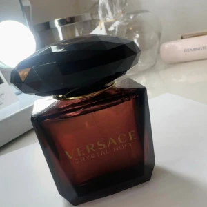 Versace Crystal Noir parfym - Versace Crystal Noir 30 ml HELT ny!!🤍köpt för 521 kr på Lyko men säljer för 470kr