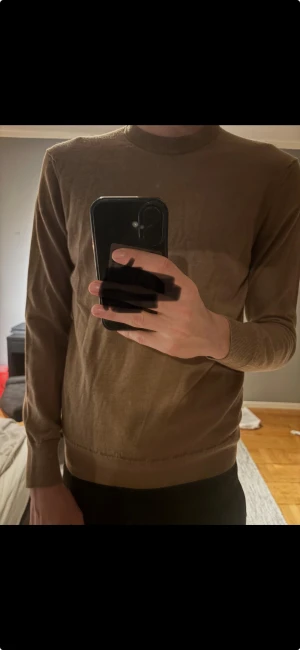 Beige Chasmere tröja med crew neck  - En stilren beige stickad chasmere tröja med crew neck och långa ärmar. Från Zara nypriss 599kr i storlek S men passar m