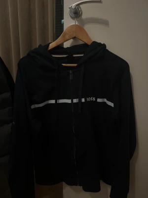 Hugo boss Hoodie  - Snygg mörkblå hugo boss zip up riktigt snygg passar skönt o bra väldigt varm inför vintern. Pris kan diskuteras byten funkar även