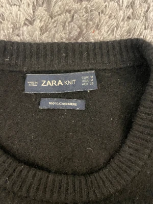 Stickad tröja 100% cashmere  - Gammal model från zara. Jätte mjuk och mysig. I storlek M men den är liten i modellen så skulle säga att den passar som en s. 
