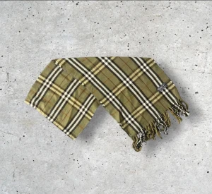 Burberry scarf olivgrön - Säljer en snygg olivgrön Burberry halsduk med det ikoniska rutmönstret. Tillverkad i 100% mjuk och värmande ull.   🧵 Skick: Mycket fint skick, varsamt använd 🌟 Känsla: Mjuk, varm och följsam 📦 Frakt: Skickas tryggt inom 24h 📏 Mått: Längd-150cm, Bredd-30cm Pris kan diskuteras!