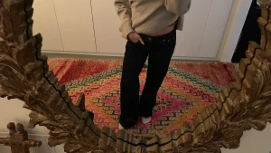 Mörkblåa raka jeans låg midja - Snygga mörkblåa jeans, raka och låg midja. 