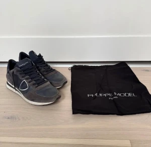 Philippe modelle skor - Säljer ett par riktigt feta Philippe modelle skor i mycket bra skick / priset är ej hugget i sten så kan gå ner i pris vid snabb affär / fraktar snabbt eller möts upp i Stockholm / skriv vid minsta fråga / det finns minsta lilla deffekten på hälen vid höger sko som inte märks vid användning