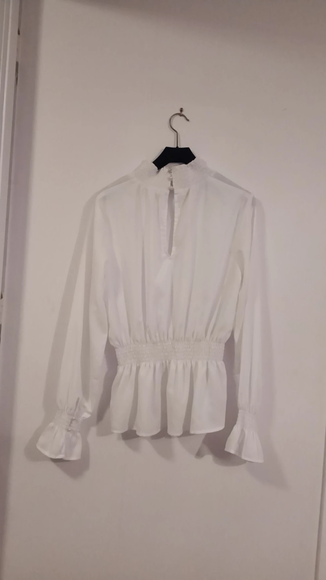 En vit långärmad blus med luftigt tyg och med en halskrage. (Vuxenstorlek) - 1