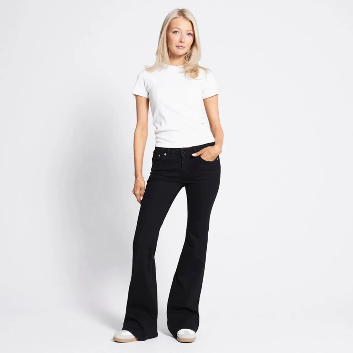 Svarta bootcut jeans med hög midja