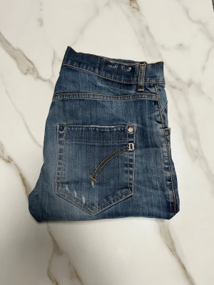 Dondup jeans - Säljer nu ett par riktigt feta Dondup jeans. Storlek W35, längd 93 cm. Om du har några fler funderingar så är det bara att fråga på! ❇️
