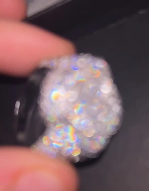 Glittrig silverväst med stenar - Säljer en platerad silver ring 7 cm den har mossanite stenar och de gör så den blingar väldigt mkt  och  massor av små stenar som ger en fet regnbågseffekt. Västen har en klassisk form och är täckt av glittrande detaljer som gör den till ett statement-plagg. Perfekt för dig som vill sticka ut och älskar bling.