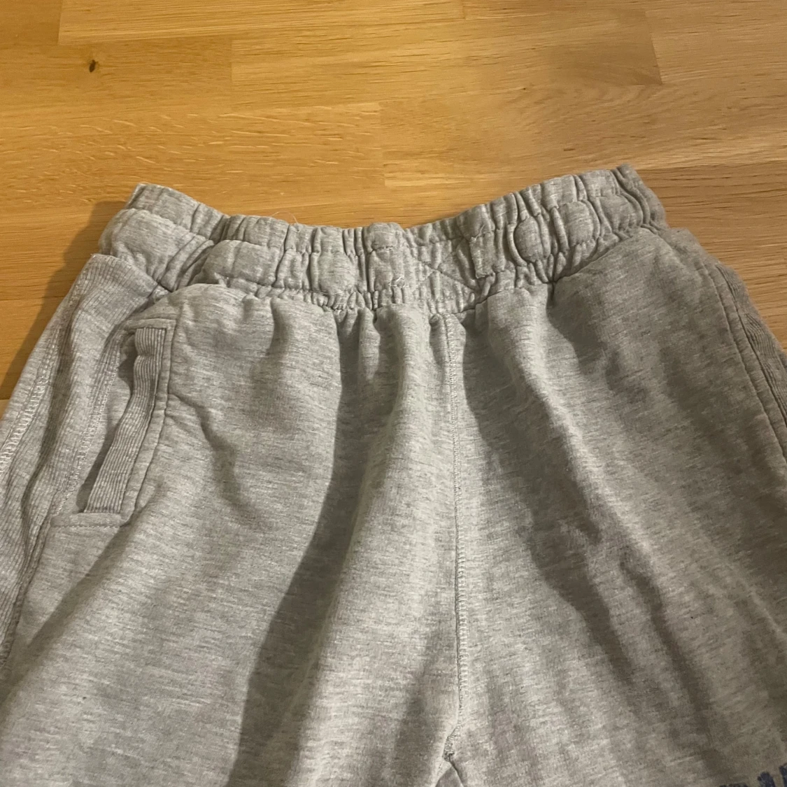 Grå sweatshorts med tryck - 2