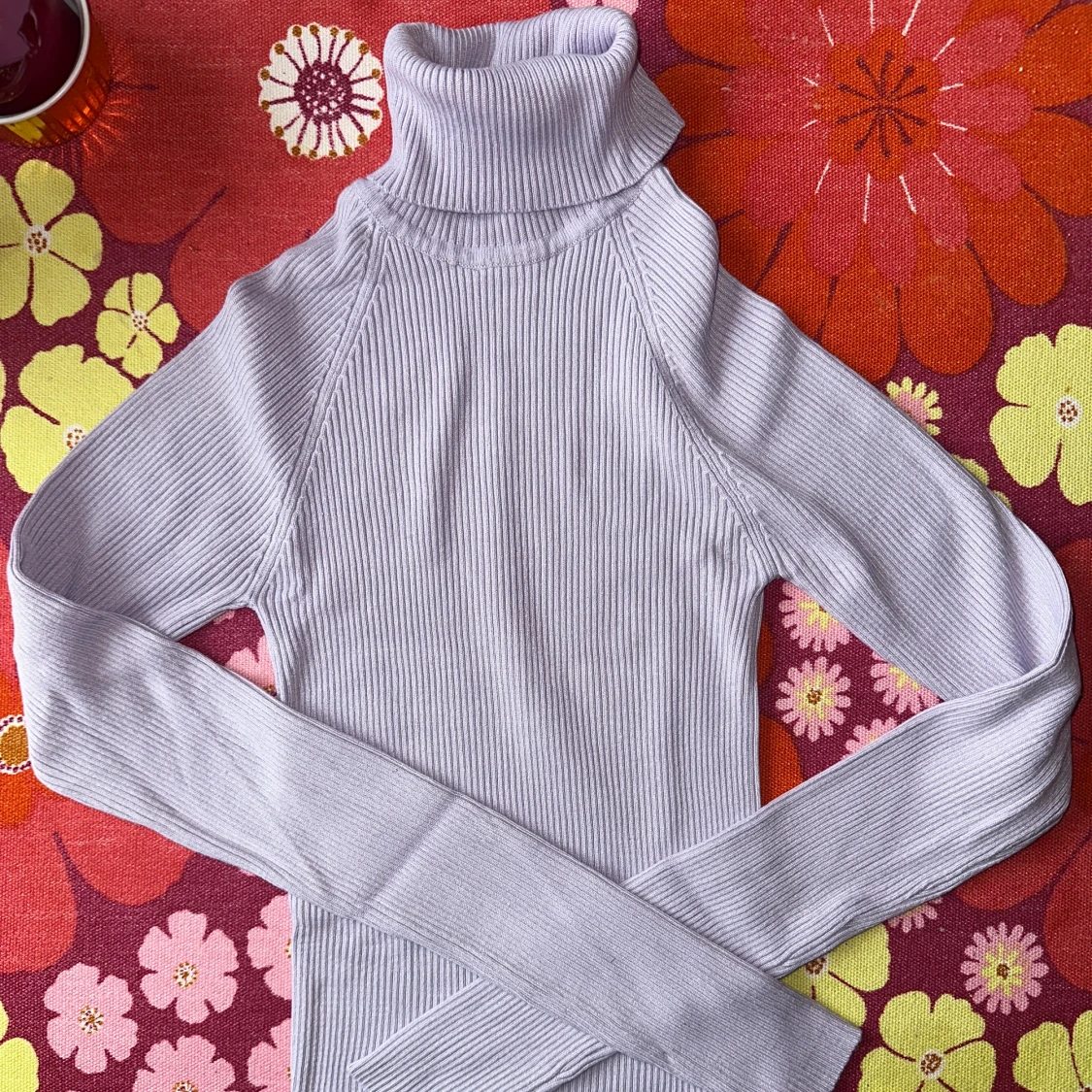 Ljuslila ribbad polotröja