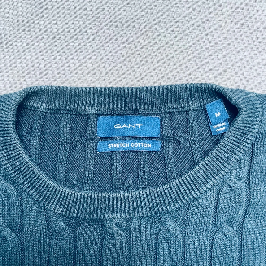 Blå kabelstickad tröja från GANT - 4