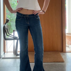 Snygga lågmidjade jeans!! - Jättesnygga jeans! Storlek står inte men skulle gissa att de är 29/32 då jag brukar ha 28/32 och dessa är lite stora i låren❣️Billigt pris pågrund av ingen storlek🫰🏻