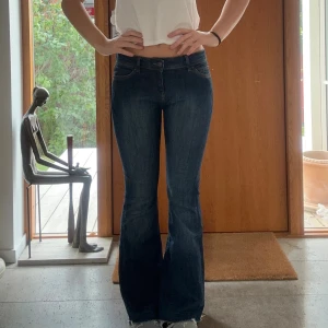 Snygga jeans!! - Snygga jeans, uppsprättade längst ned❣️❣️