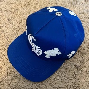 CHROME HEART KEPS - hej, säljer denna chrome hearts keps. kepsen är i nyskick och i väldigt bra kvalite! Hör av dig vid fler frågor!