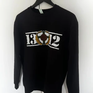 Svart Hammarbytröja med tryck - Tja kör ett litet intresskoll på min bajen sweatshirt. Helst byten men för en bra peng kan jag nog tänka mig sälja den. Tröjan går inte att få tag på eftersom de var deras sista drop på dessa. Söker mest hoodies/sweatshirt. Men allt är intressant!