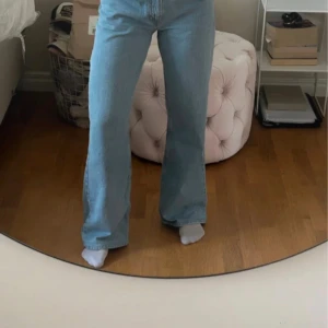 Ljusblå wide jeans från NA-KD, stl 34 - Säljer ett par ljusblå jeans från NA-KD i storlek 34. Jeansen har en rak och wide passform med låg midja. Tillverkade i jeansmaterial med snygga kontrastsömmar och dragkedja framtill. Säljer för 250kr❤️