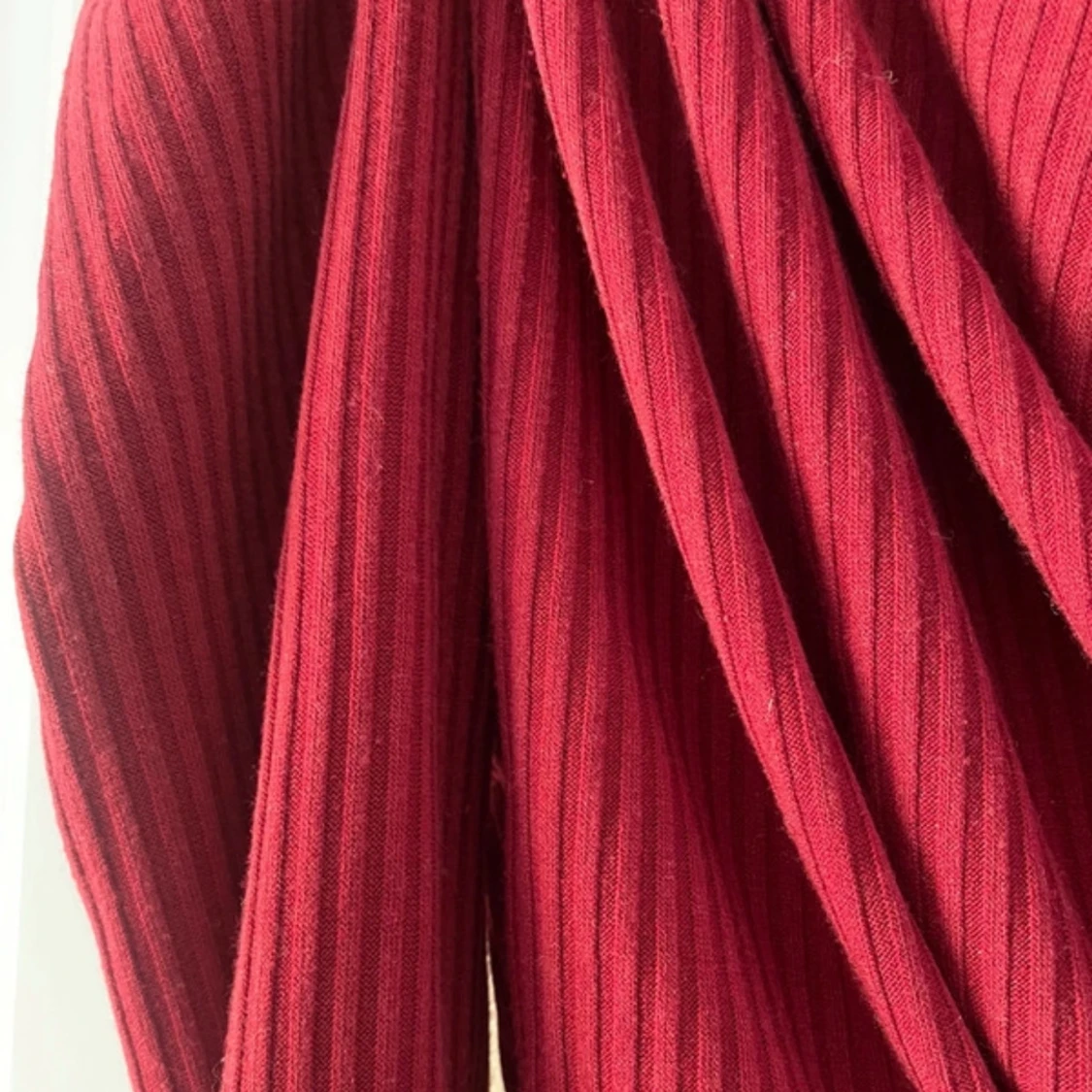 Ribbad vinröd omlottopp Fashion Nova - 3