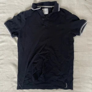 Pikétröja ifrån Clayton - Mörkblå Pikétröja ifrån Clayton med vita ränder i ärmarna. Säljer i fint skick då jag har använt den 3 gånger. Storlek S Hör av dig vid eventuella frågor! 🙂