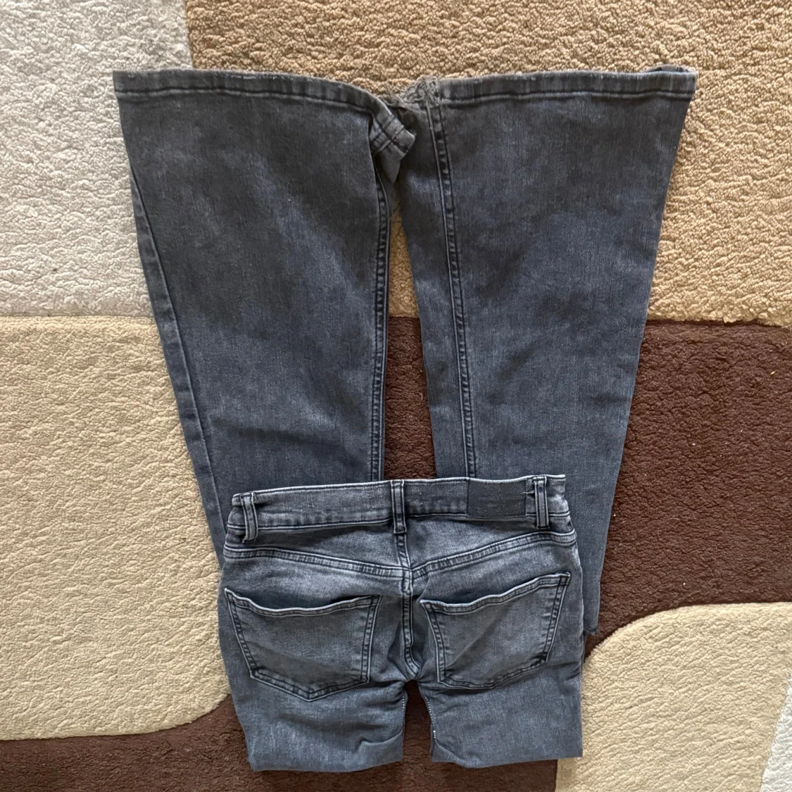 Grå bootcut jeans med slitning - 1