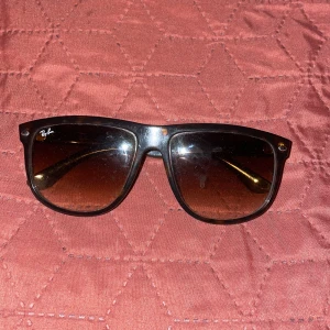 Raybans - Snygga raybans, säljer på grund av att de inte kommer till användning. Mitt pris: 400 KOM DM 📩