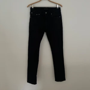 Nudie Jeans Lean Dean 30/30 - Hej! Säljer nu mina Nudie Jeans i den populära modellen ”Lean Dean”. De är i storlek W30 L30, med passform slim fit. De är i fint skick, använda ett fåtal gånger. Ordinarie pris: 1600 kr. Hör av dig om du undrar något! 