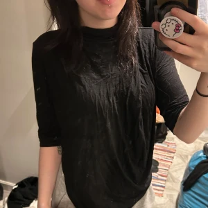 Mjuk poloblus med korta ärmar - Säljer en mjuk polotröja men korta ärmar. Både bekväm och snygg. Storlek M. (Katt finns i hemmet men allt rollas och tvättas innan det postas)🌻