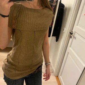 Of shoulder tröja med knappar!💞 - Säljer en brun\beige of shoulder tröja från Aniston. Söta knappar och jättefin till hösten😚😚