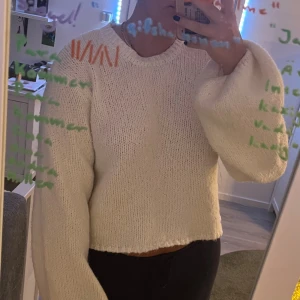 Vit stickad tröja med öppen rygg - Vit stickad tröja från nakd med öppen rygg och ballong ärmar. Super härlig att ha på sig och sticks inte. Passar både till en lite mer chill look men även för att klä upp! Tröjan är i storlek 40/L men skulle säga då den sitter mer som en 38/M. 
