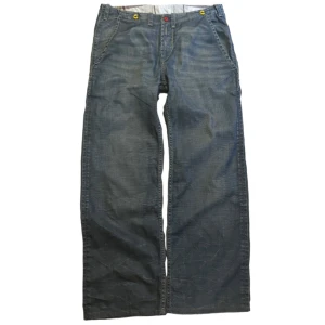 Levi's wide jeans - Säljer ett par blå Levi's jeans med bred passform och raka ben. Byxorna har coola gula detaljer vid hällorna och klassisk Levi's patch bak. Jeansen är tillverkade i denim och har en avslappnad, loose vibe som passar perfekt till streetwear.