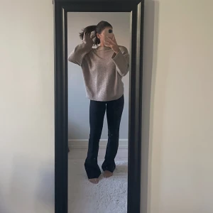 Stickad beige brun tröja  - Säljer denna beige bruna tröjan i storlek S, perfekt till hösten!!🤎🍁🎃