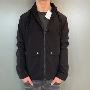 Zadig & Voltaire jacka (NY) - Zadig Voltaire Jacka | Skick: SPRILLANS NY | Strl: S | Nypris: ca 3500kr | Lappar sitter kvar och jackan är perfekt för höst/vinter, för ytterligare frågor är det bara att skriva 🌴