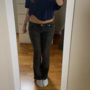 True Religion jeans - Säljer ett par gråa True Religion Joey Low Rise Flare jeans i storlek 27. Väldigt bra skick, säljes pga lite för korta.      Referenser: är 176.                                                  Nypris: 1299kr.  Midjemåttet rakt över är 37 cm och innerbenslängden är 79/80 cm. 